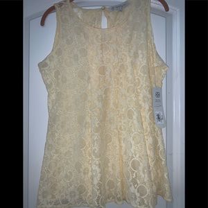 Cute Daisy Fuentes top with back lace